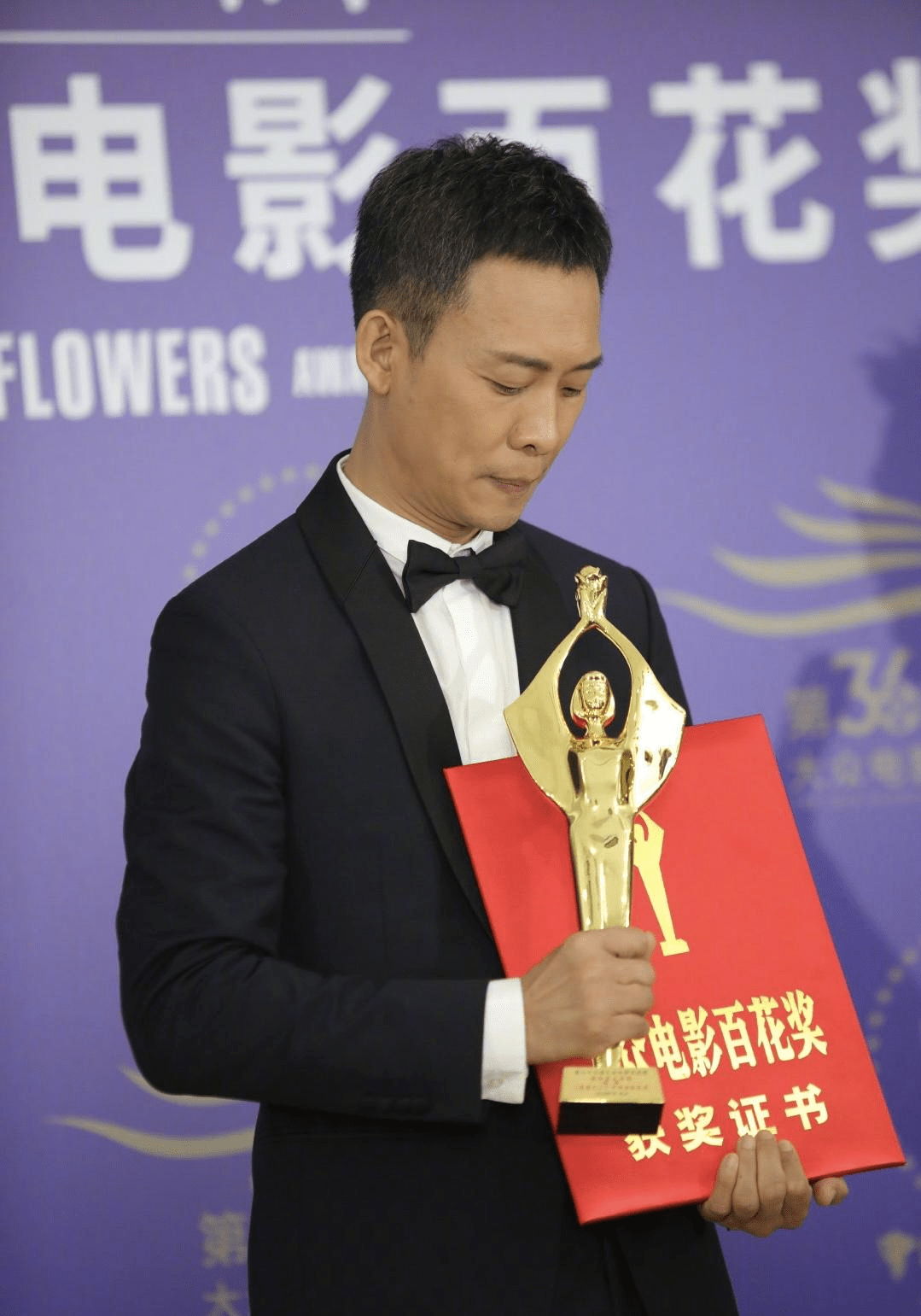 张译百花奖获奖感言翻车!英雄的剧组言论引群喷,过往黑料被扒出