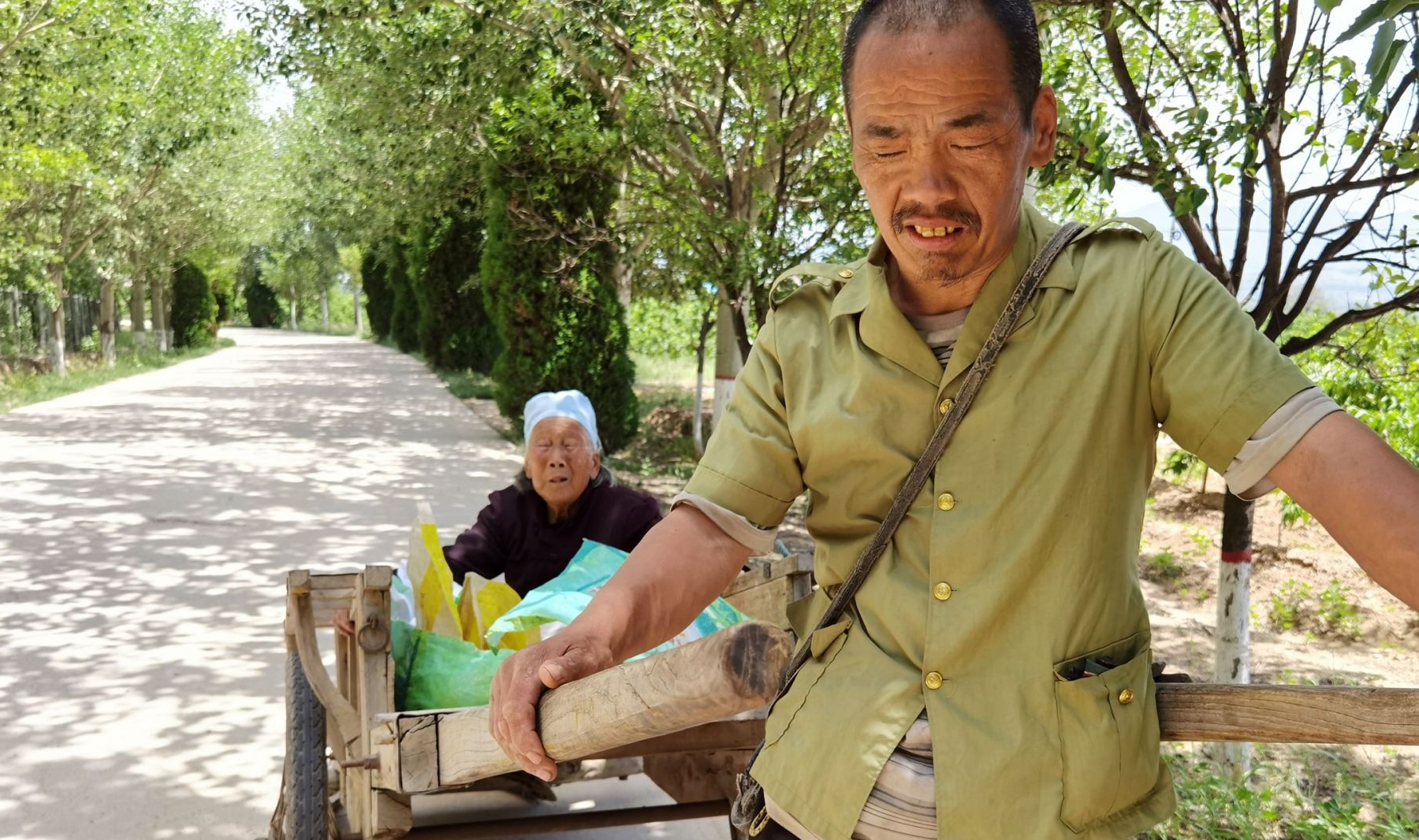 奶奶告訴我們她姓徐,今天是帶著小兒子去鎮上賣蒲公英,來回20多里路