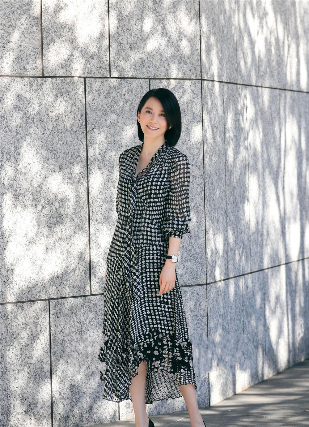 49岁俞飞鸿的"减龄穿搭"真美,时尚优雅两不误,尽显成熟魅力_衬衫_气质