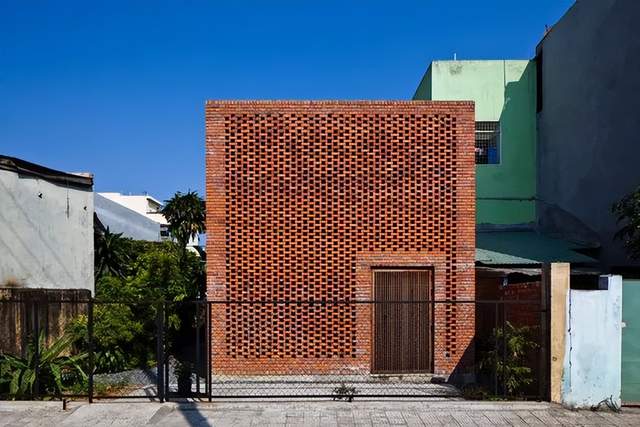 整个住宅是由混凝土砌砖和多孔砖墙组成,设计简单高效,适宜的砖口让