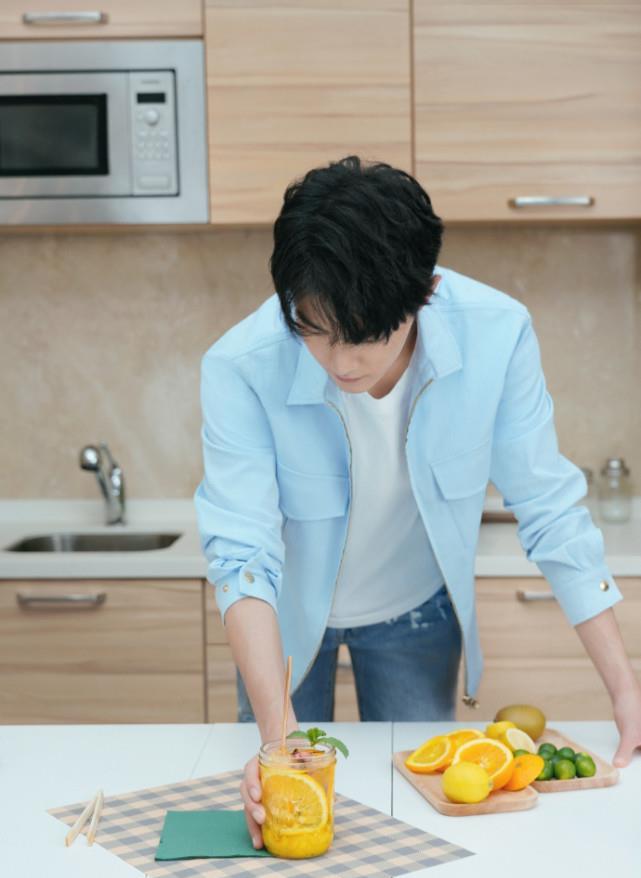 肖战下厨花絮照公开!