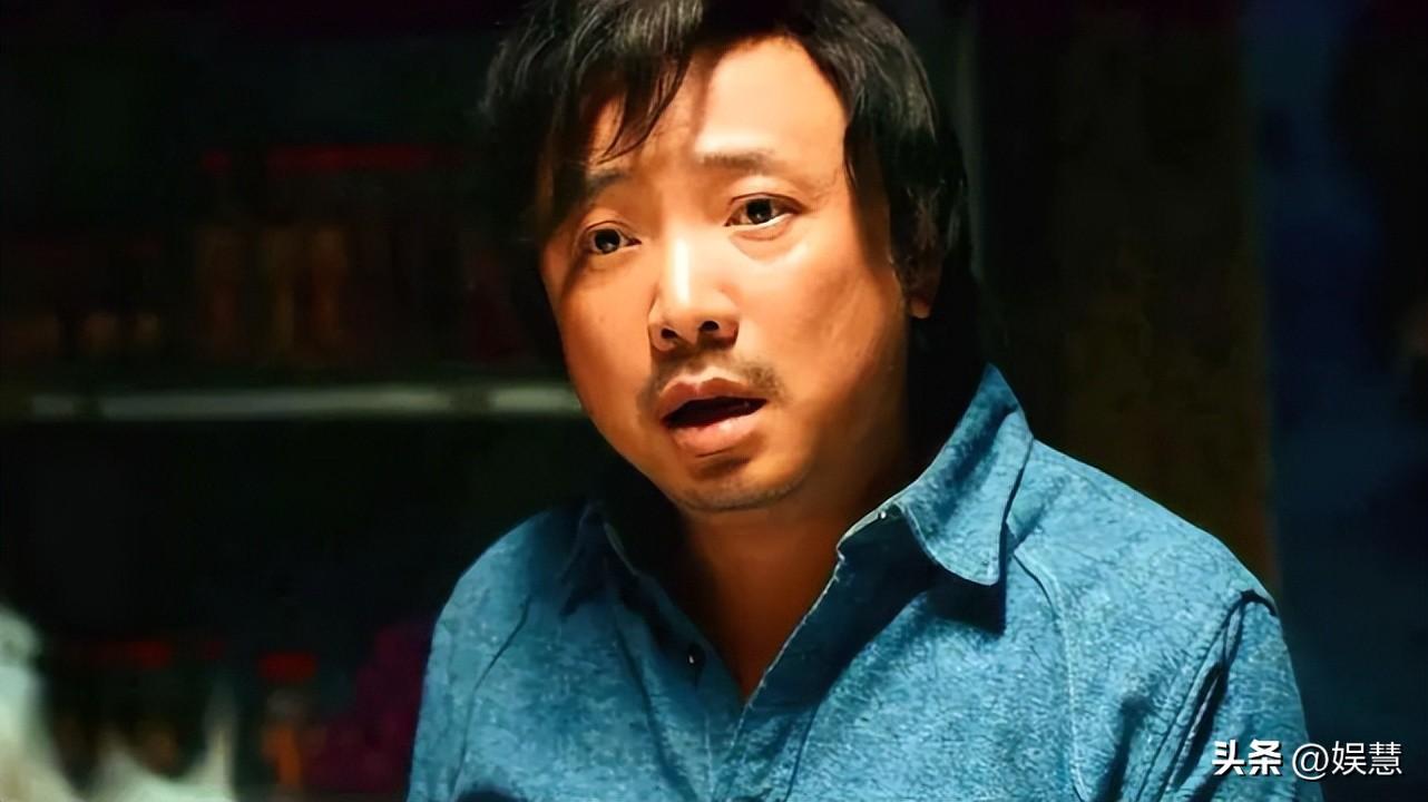 徐峥逛商场被偶遇,穿白衬衫戴小礼帽,被错认成《乡村爱情》刘能_zhng