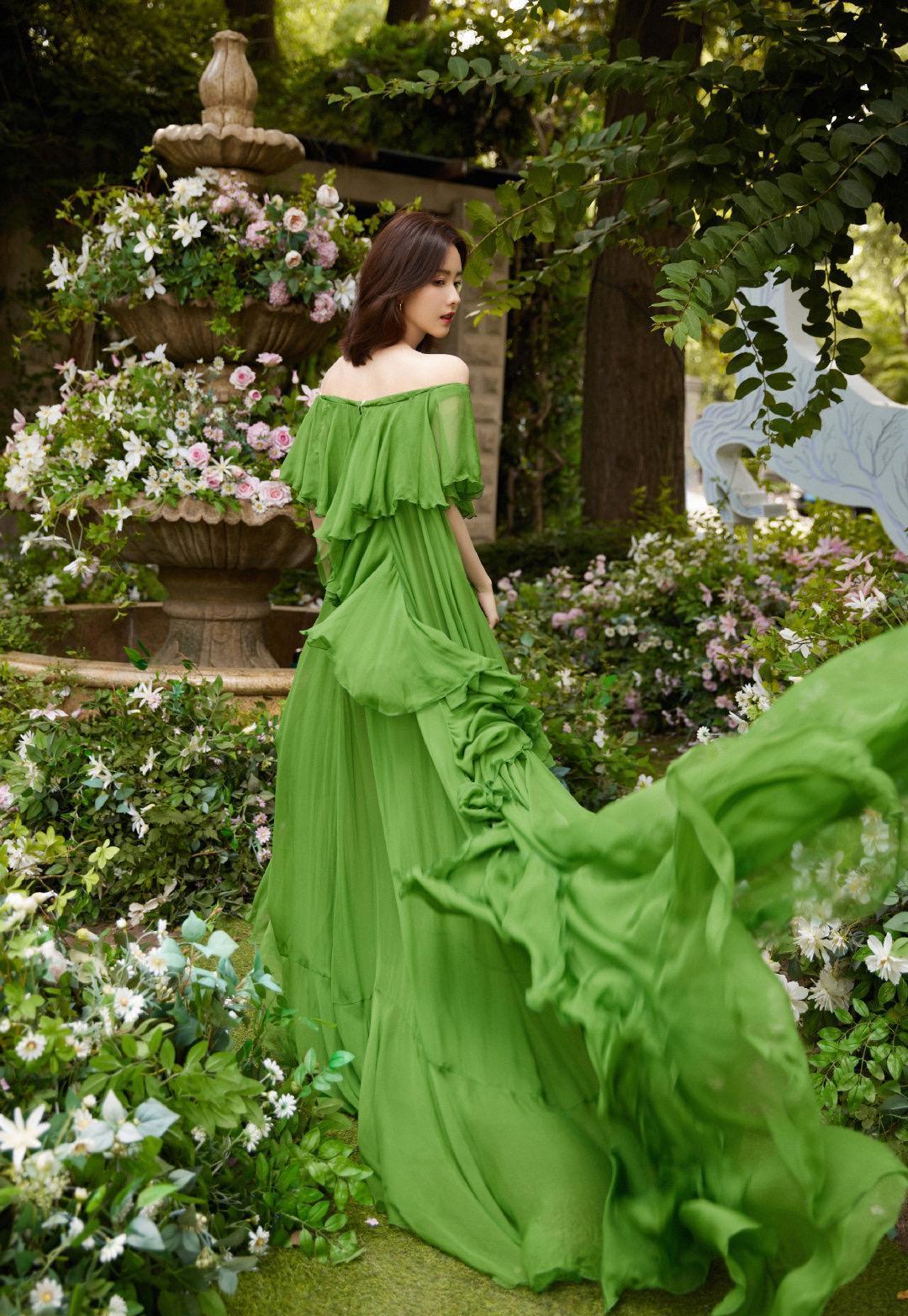 绿色的轻纱面料,让这款裙子垂感十足,充满着女性的温婉和柔美