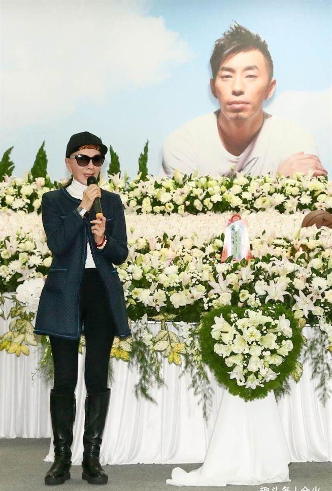 夏台凤与小25岁老公现身酒店,穿3万镶钻羽绒服,前夫曾不忠诚男性