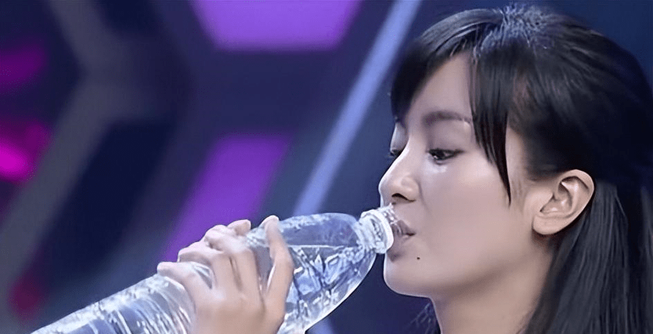 用嘴搂着整个瓶口喝,普通人接住瓶口,赵丽颖喝水的姿势被很多人吐槽
