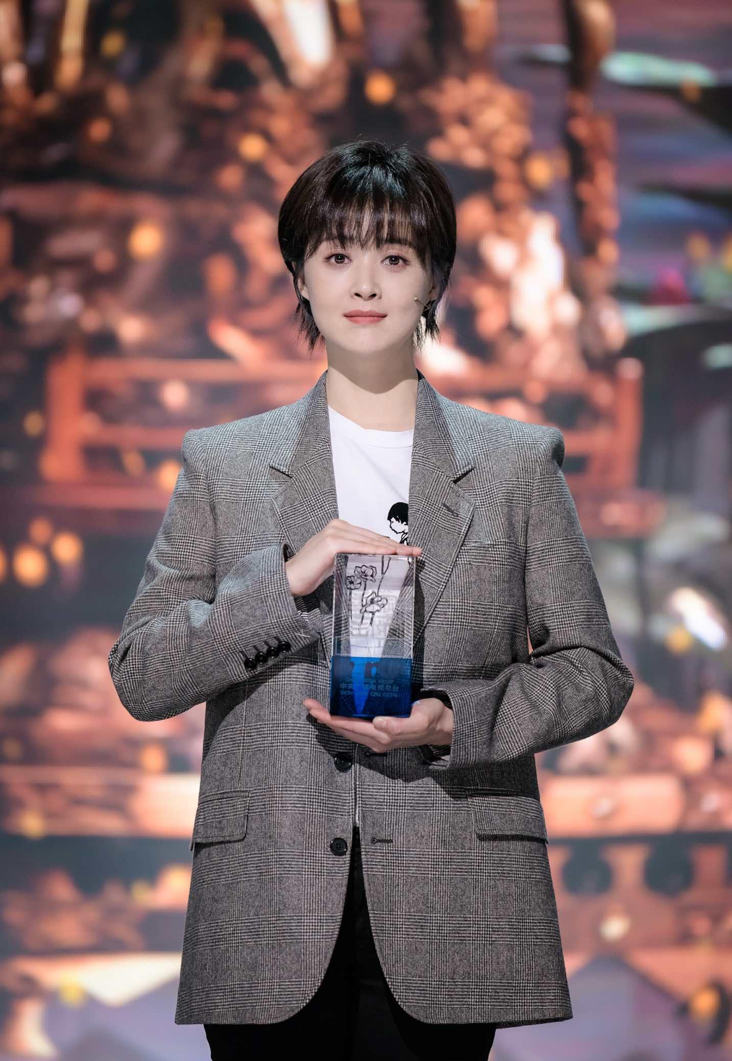 微胖的女孩快剪短发吧,蒋欣变成短发后,看着显瘦还有气质_头发_时尚