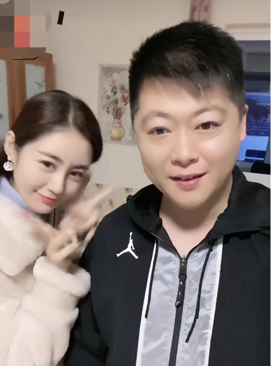 乡爱谢永强与王小蒙同框,猛夸对方真美笑得一脸宠,网友:真般配_生活