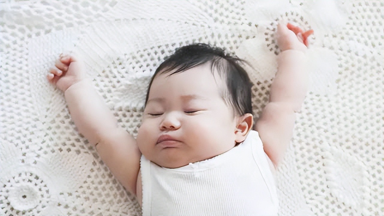 新生儿睡觉为什么是投降的姿势？这5个原因你该知道