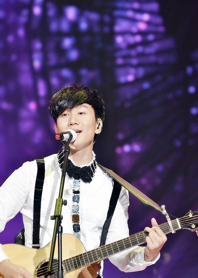 演唱会告白hebe成功,却未见奶奶最后一面,七年后林俊杰仍最想她_因为