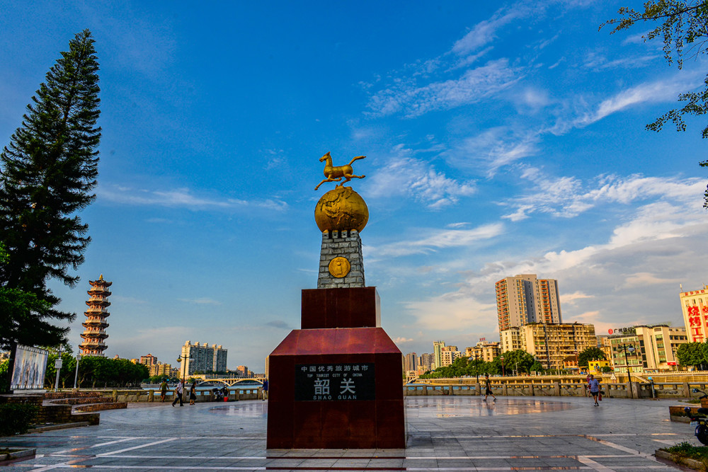 通天塔对面是韶关的海关钟楼,这也是韶关的一个标志性建筑.