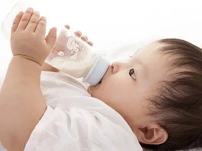 给宝宝转奶的正确方法,以及宝宝转奶期间可能有哪些症状？要怎么办？