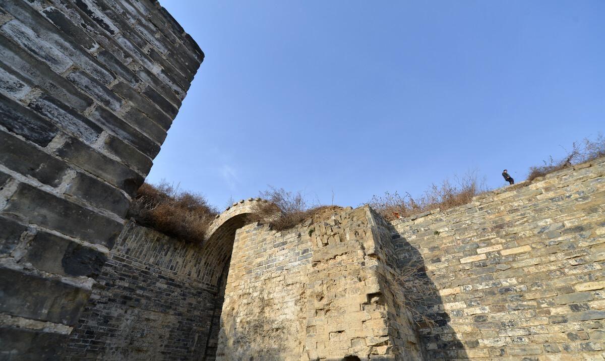 公元前6世纪的巴比伦城墙有哪些特征？有何作用？