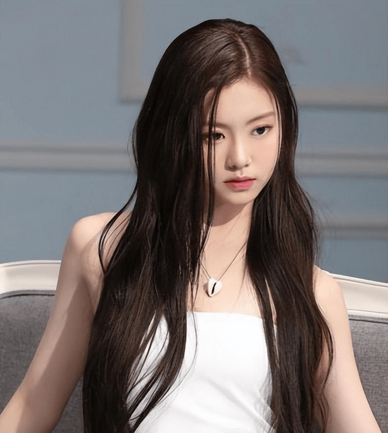 韩国女星金佳览,返校遭霸凌!桌子上却被写满脏话