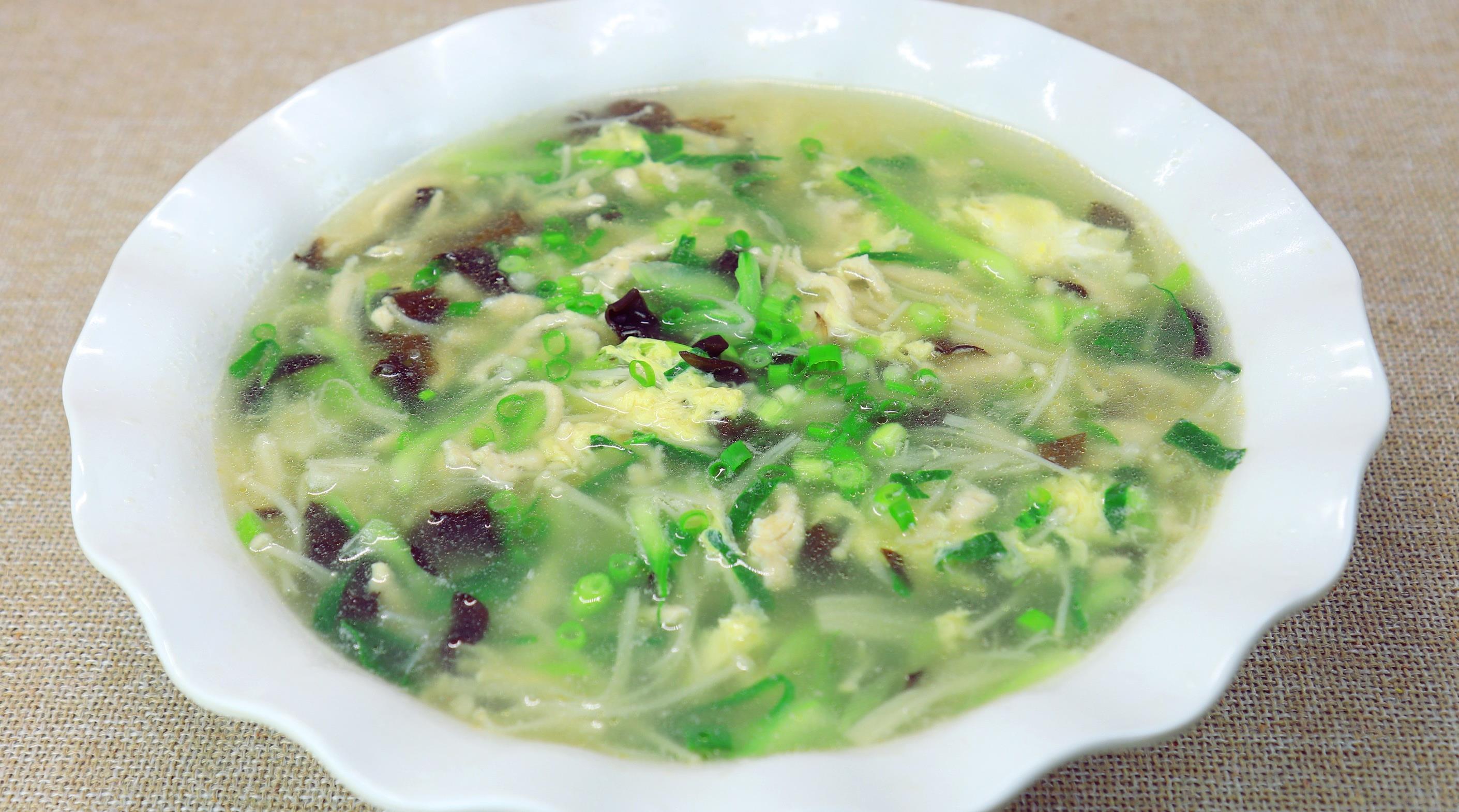 厨师长做一道金针菇鸡丝汤,食材实惠做法简单,地道的家常美食_葱花