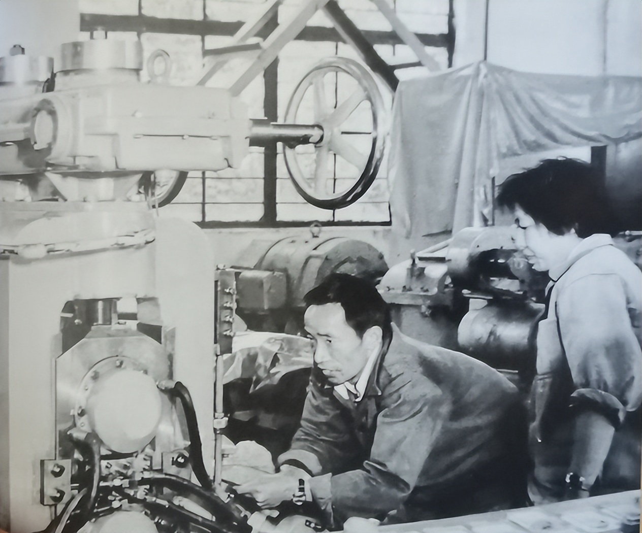 老照片:上世纪八十年代昆明工厂女工的生活情景,工作繁忙很乐观