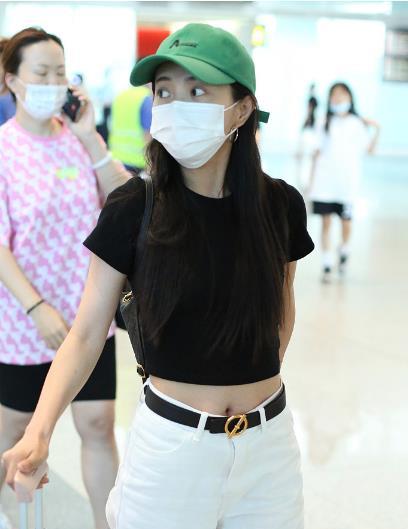 原创包文婧露脐装秀小蛮腰钟爱原谅绿棒球帽身材好到像少女