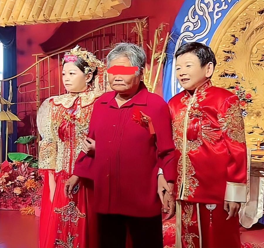 恭喜43岁知名网红放羊娃龙哥今日大婚姜涛笑神携女徒弟捧场