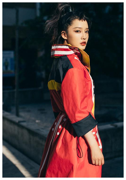 李沁现身伦敦男装周,一件撞色风衣和一个高扎马尾发型,挺帅的!