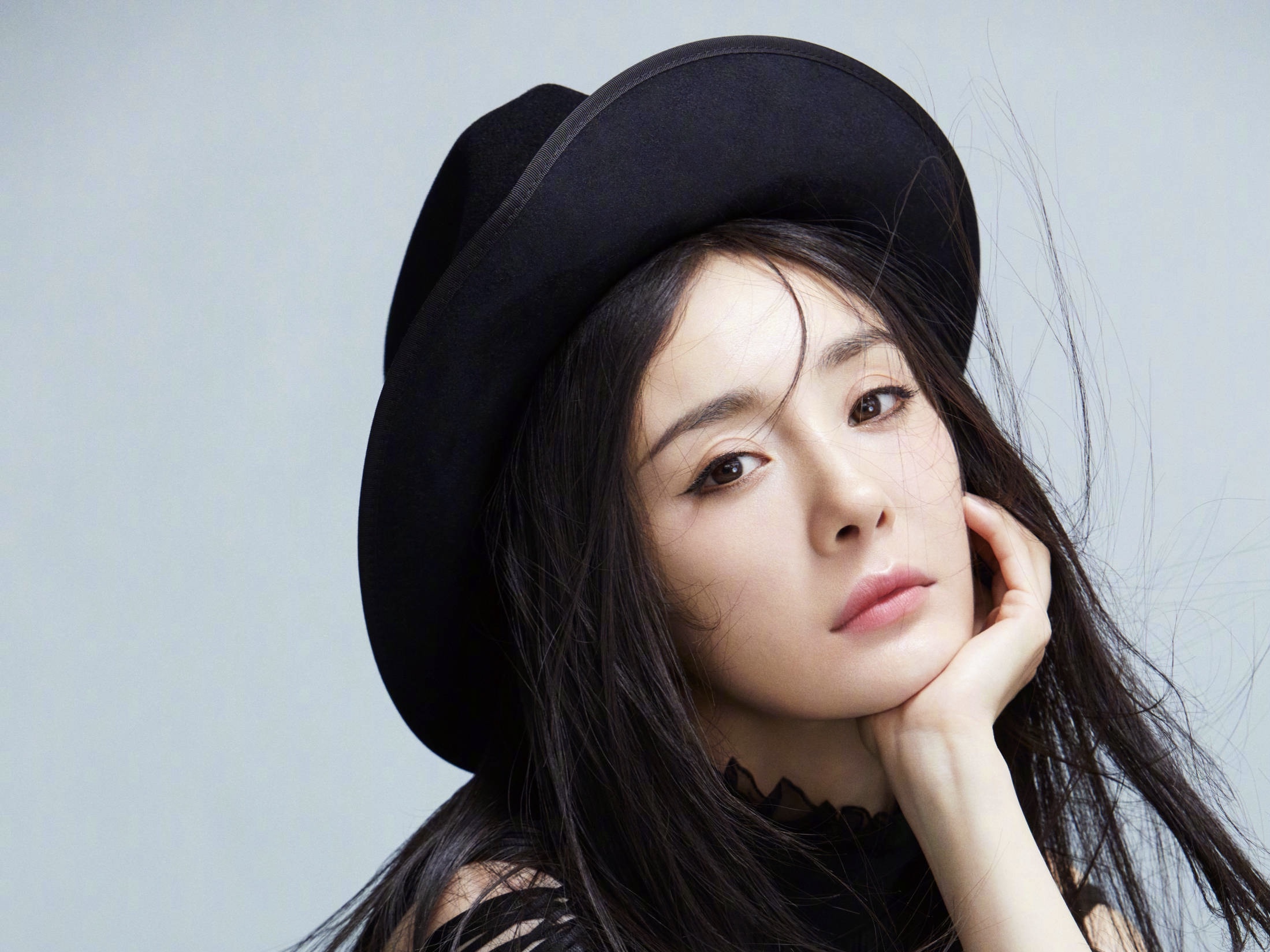 近日,瑞丽杂志晒出杨幂为其拍摄的周年封面照片,这是她出道以来,第四