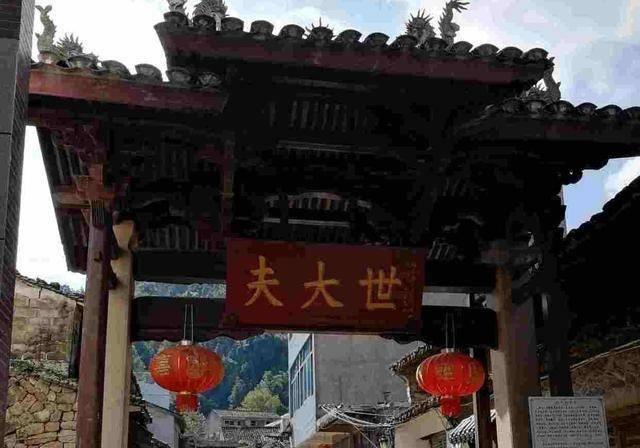 藏在浙江雁荡山的古村落，明代诤臣章伦故里，牌楼成最大看点！