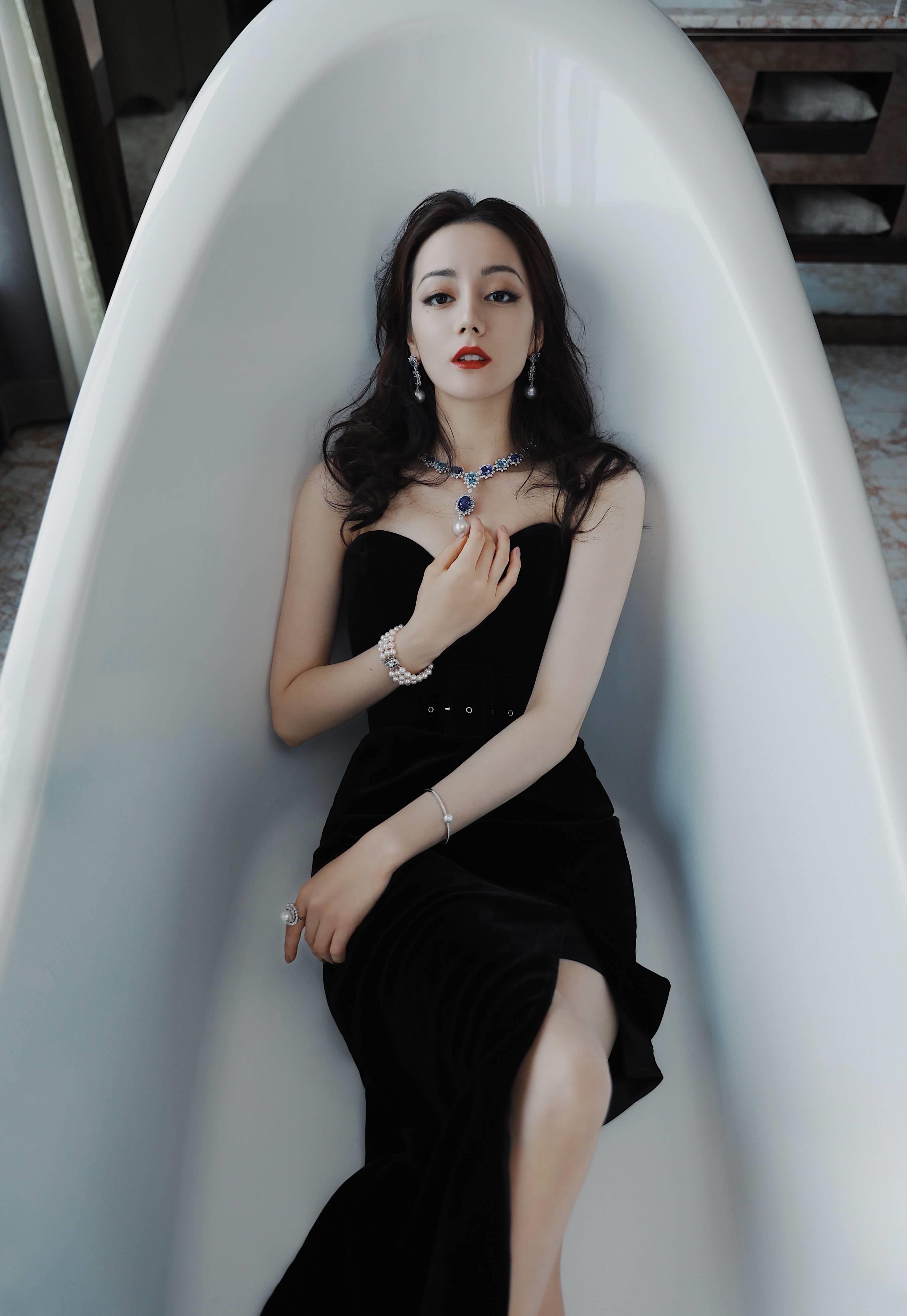 迪丽热巴时尚如人间宠儿,低身材紧身礼服裙勾勒s身材,也太美了吧_裙子