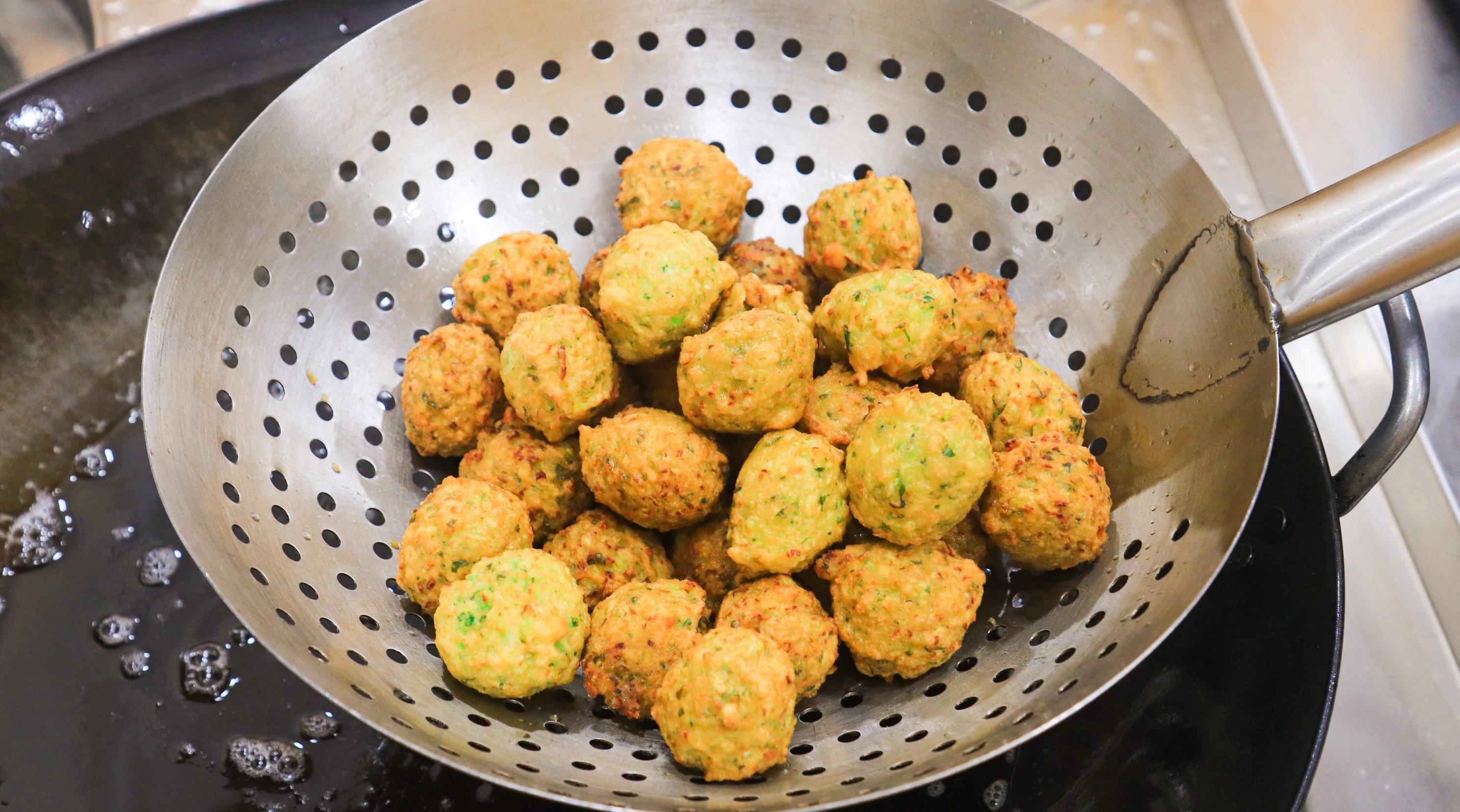 厨师长教你在家炸萝卜丸子外酥里嫩不回软地道的农家做法