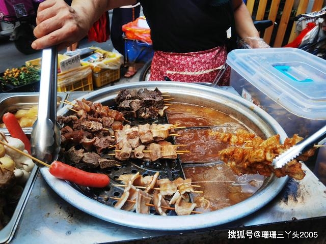 外地游客第一次到广州旅行，看到街边牛杂档，好奇：这么热还吃？