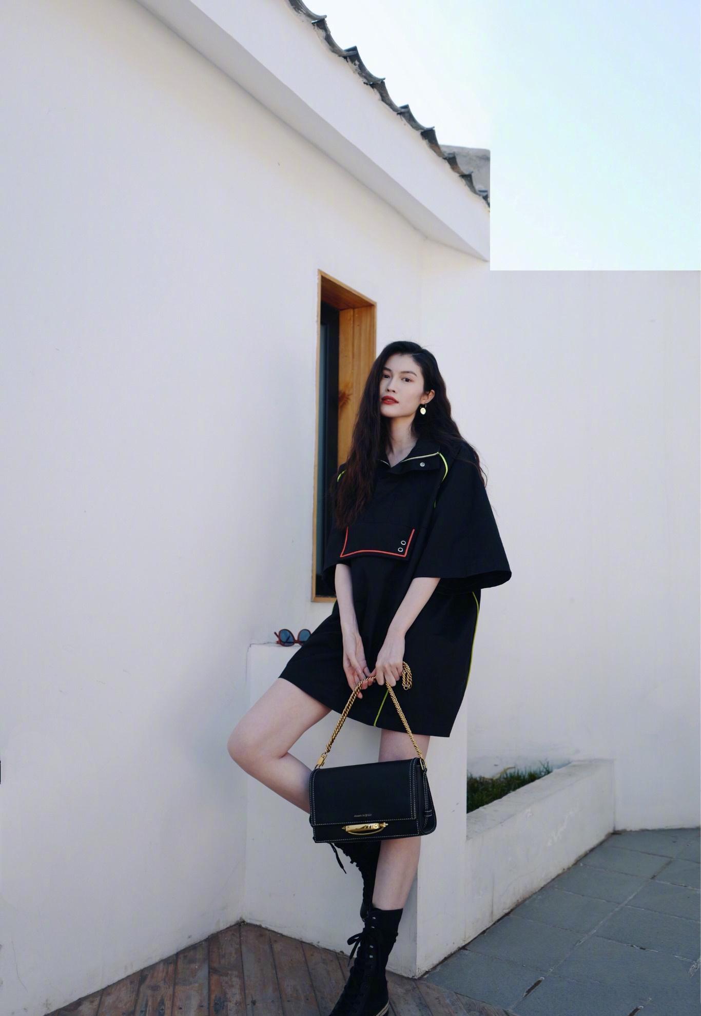 何穗才是"蚂蚁腰",穿露脐吊带搭牛仔裤时尚迷人,不愧是超模_身材_上衣