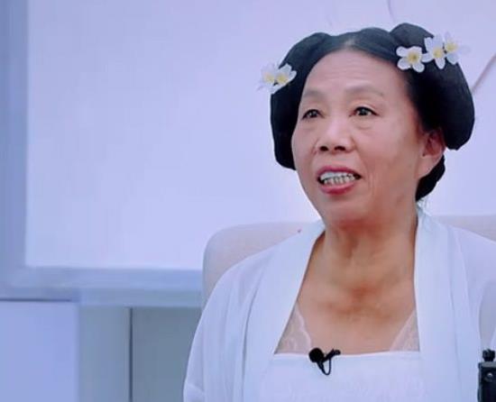 她六十一岁才被周星驰选中,演了两次配角,买了两套房子_美人鱼_张美