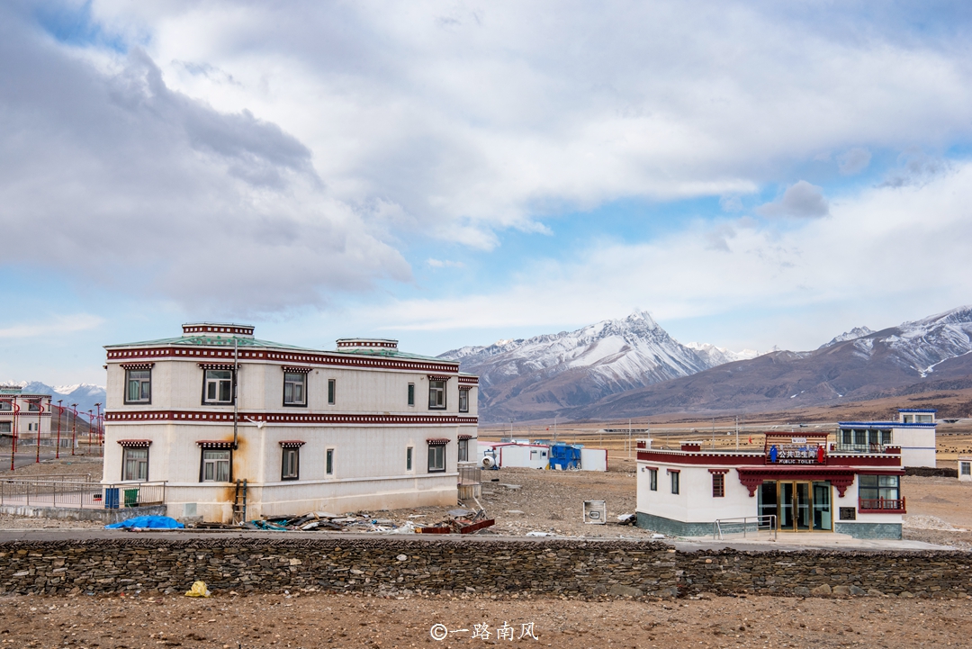 海拔4300米的高颜值厕所，背靠西藏壮丽雪山，距离拉萨约76公里
