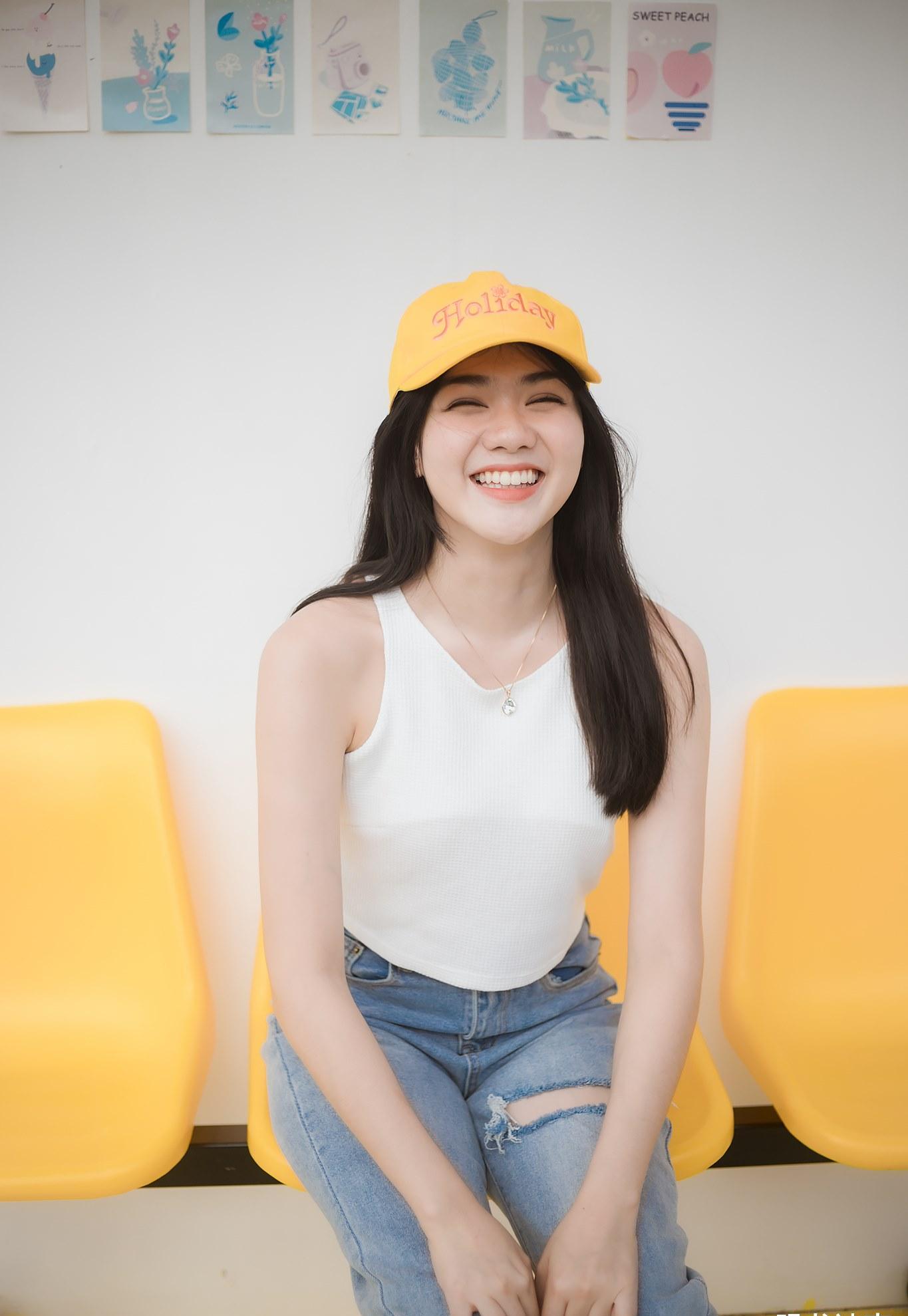 原创大圆脸的国外女生一身休闲简约的穿搭甜美笑容展现出阳光与自信