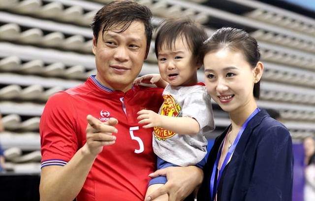 一生輸家!53歲謝暉為36歲愛女買42凱悅車,丈夫載倆兒子隨行蘆荻
