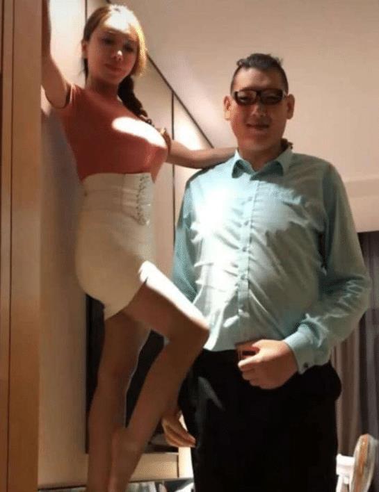 她被称为"最时尚"潘六姐,与2米高巨人分手后,找侏儒新男友_龚玥菲