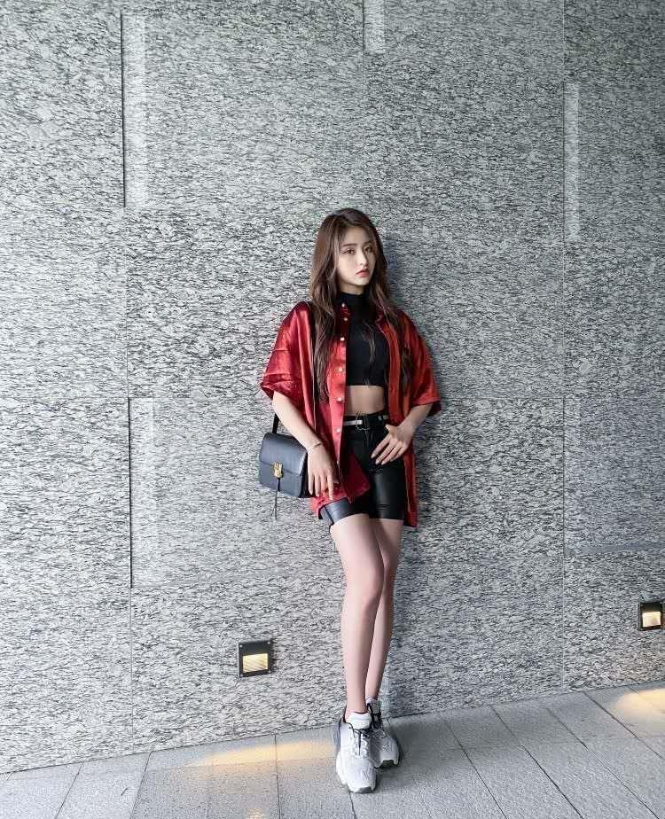 原创金子涵太会穿了吧机场穿连体短裤好身材让人移不开眼