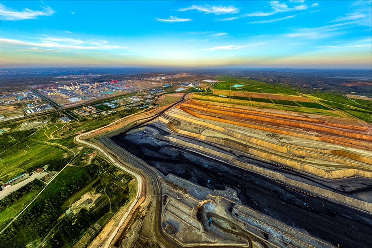 图为国家能源集团神延西湾露天煤矿采坑现场煤炭产业立足迎峰度夏能源