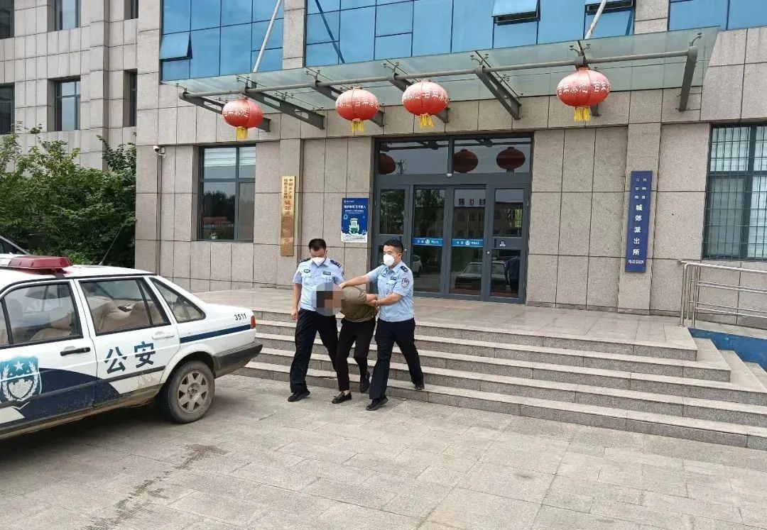 7月25日,临朐公安分局山旺派出所将危险驾驶罪犯罪嫌疑人李某某抓获.