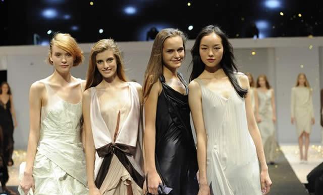 2008年,年仅19岁的她,参加elite世界精英模特大赛,一举拿下中国区总