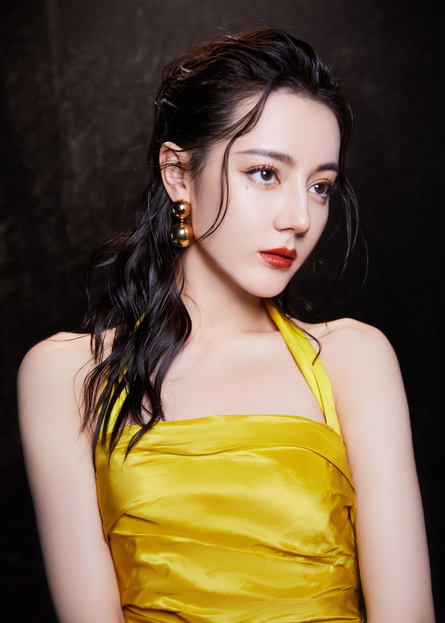 迪丽热巴黄色礼服大长腿性感写真