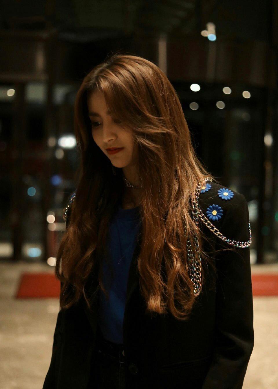 金子涵综艺感十足,今黑色宽松外套配短裤,不愧为超火少女明星_牛仔