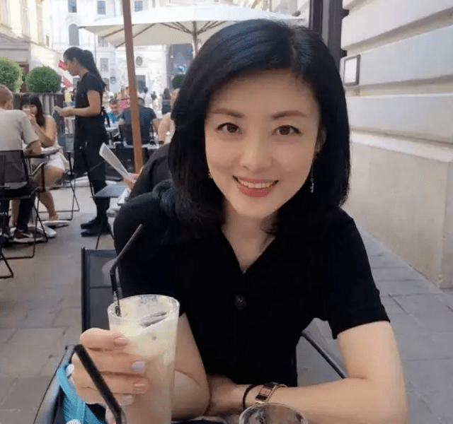 原创央视主持人周涛近况曝光骑单车太接地气衣领开到胸口锁骨明显