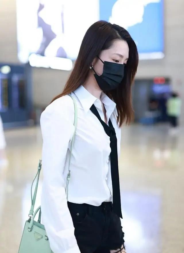 原创李沁学姐风打扮真美穿打领衬衫洋气又迷人骨感身材绝了