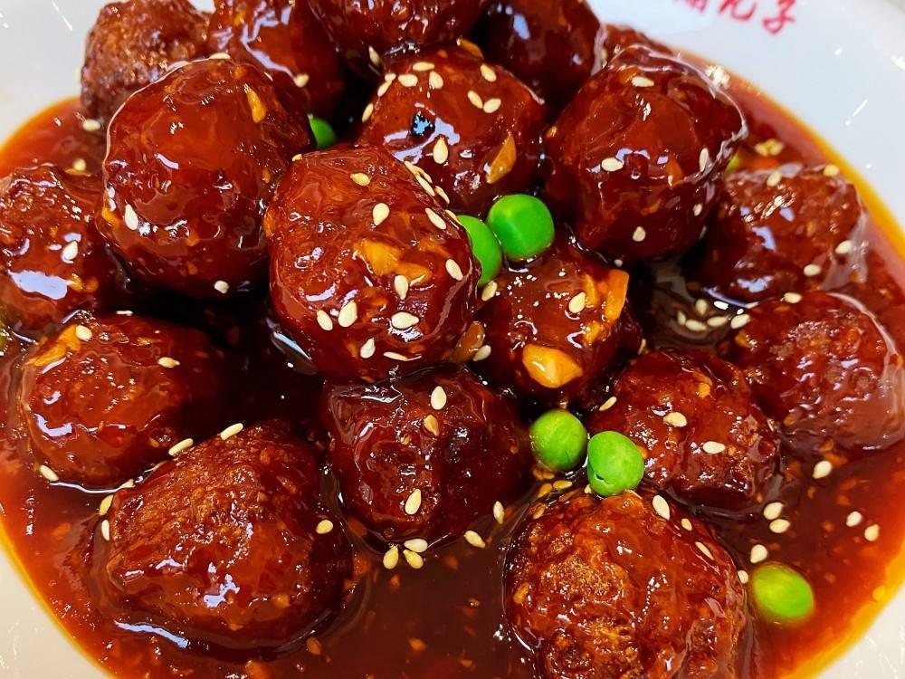 正宗且地道的糖醋丸子,一般会加入番茄酱和香醋,这二者的加入使得这道