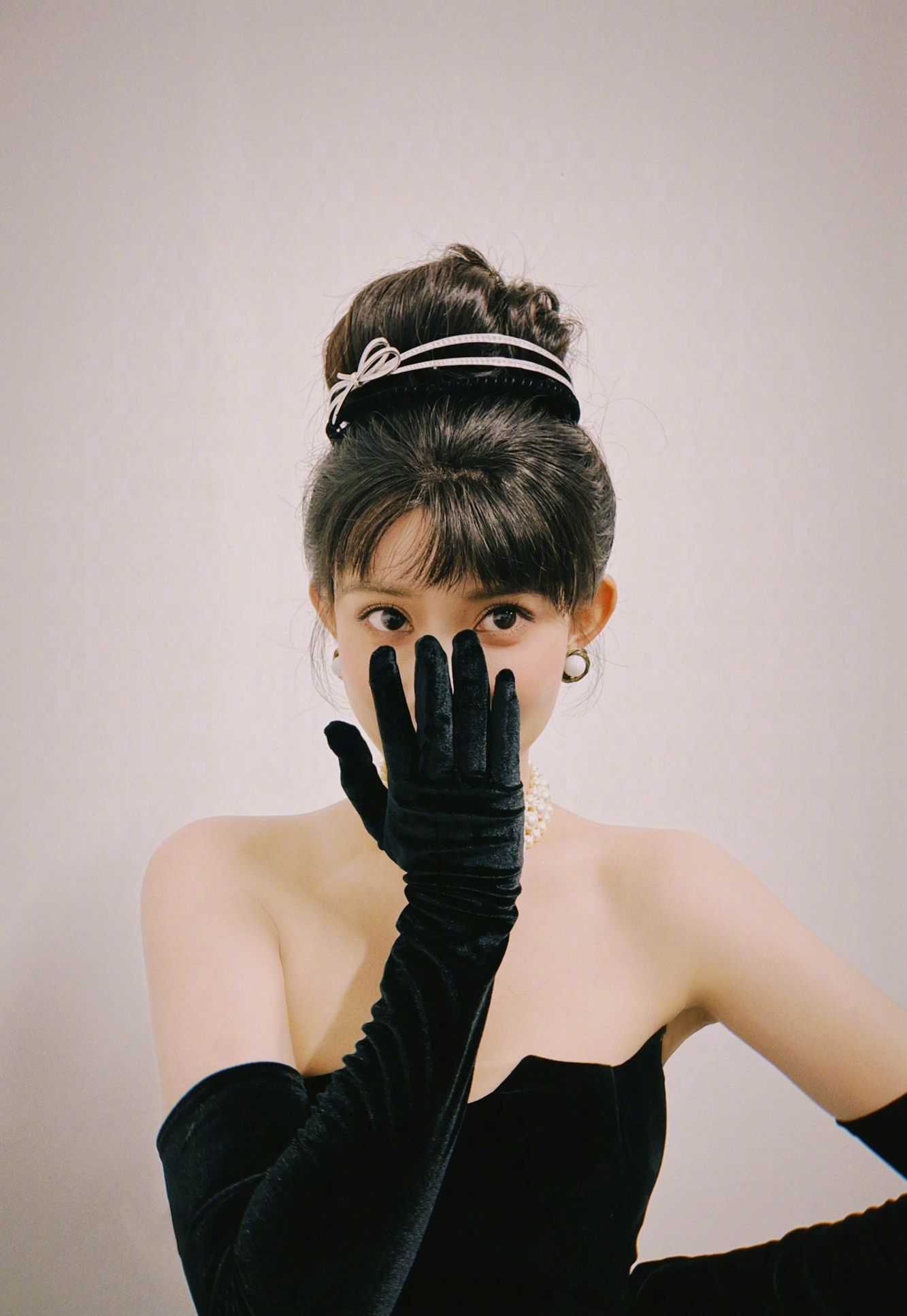 孟子义丸子头黑色抹胸装性感写真