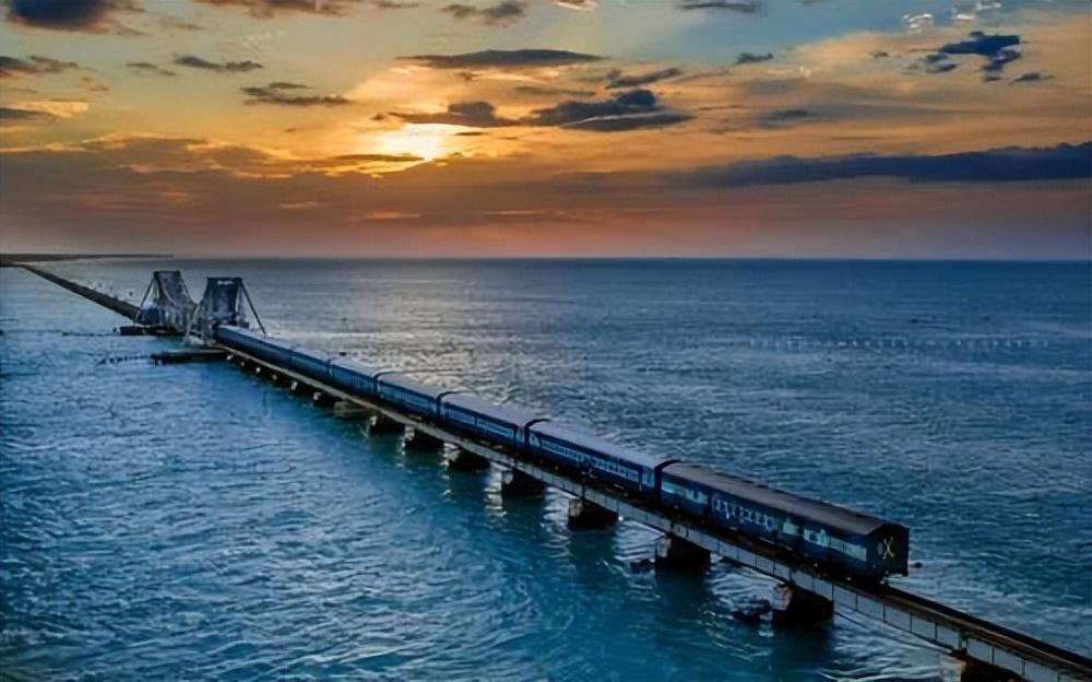 世界上最美火车沿岸，坐在上面观赏美景，是好多人梦寐以求的事情