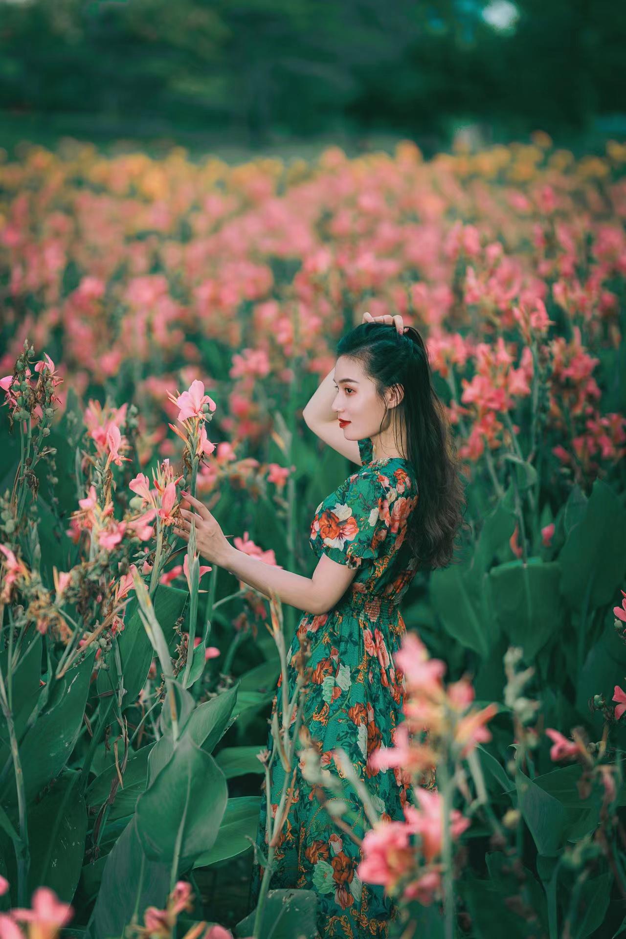 花海人像如何拍得更加亮眼?尝试8个动作,拍照自然人又美-懂百科