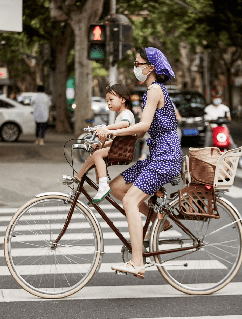 上海街头流行一种时尚叫骑自行车女孩性感火辣自成一道景