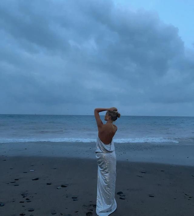 钟楚曦的牛奶肌大美背也太迷人了,选对露背装你也可以成为背撩_时尚