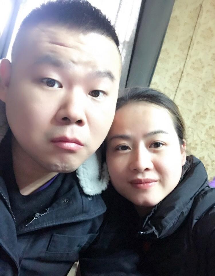 岳云鹏妻子做美食,饭菜形状太可爱,她右手的拇指却意外抢镜_郑敏_生活