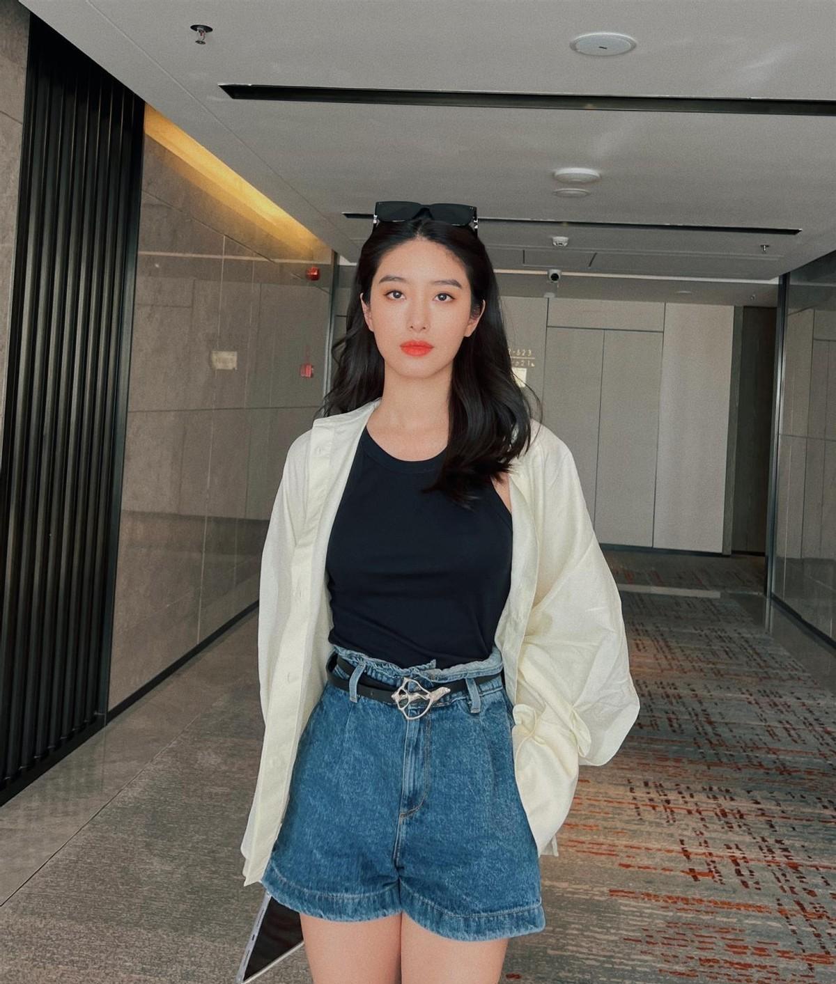 被杨采钰的夏日"法式穿搭"圈粉了,知性高级,适合30-50岁女人_造型