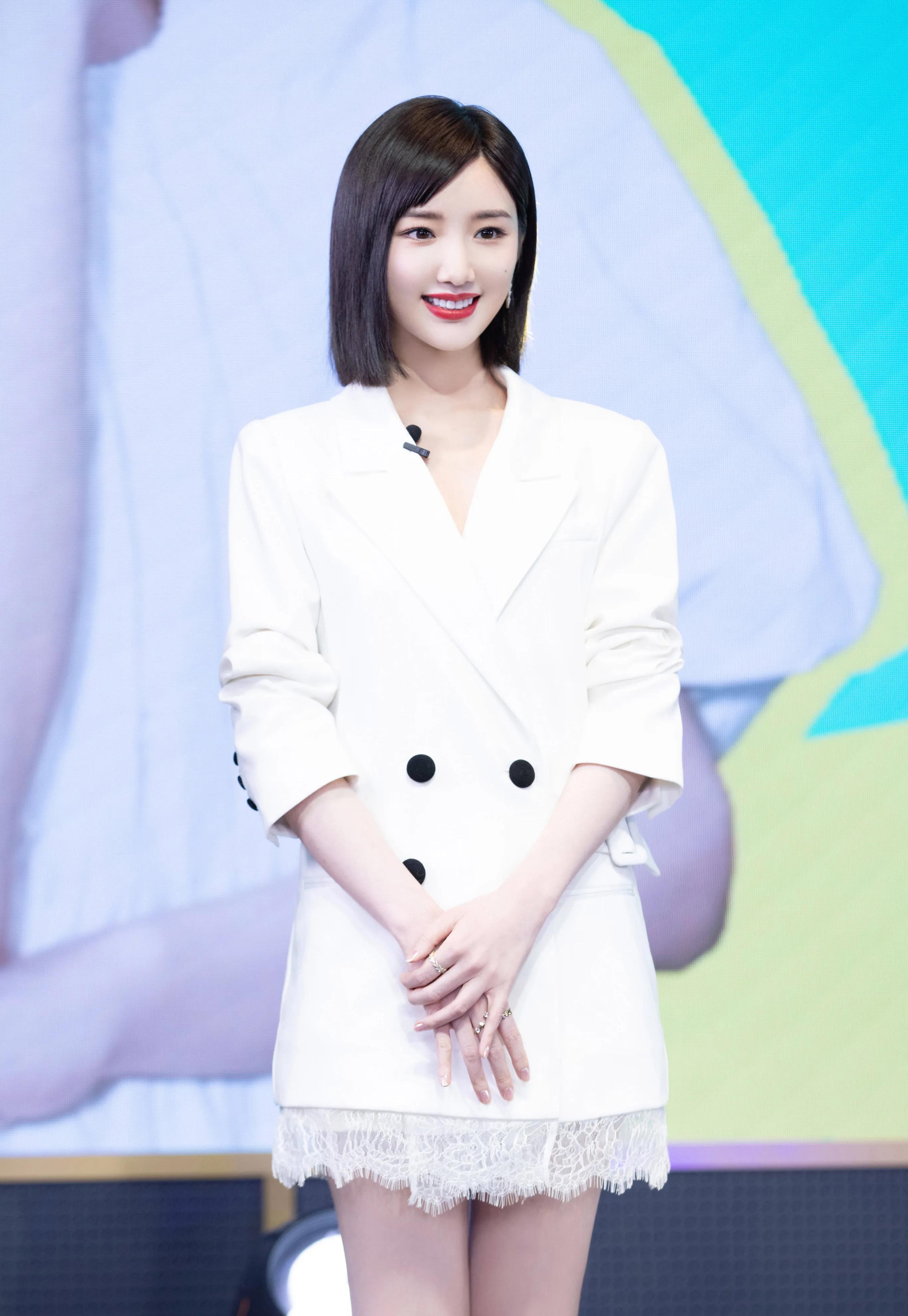 原创毛晓彤才是纯欲风的代表简约又时髦这才是穿搭灵魂所在